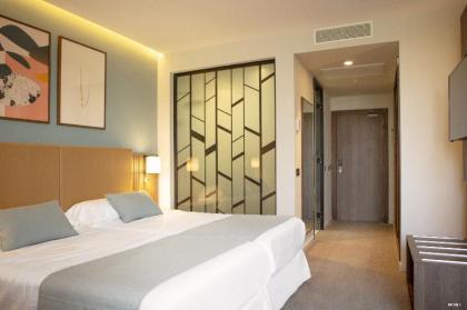 RIU PLAZA ESPANA - image 12