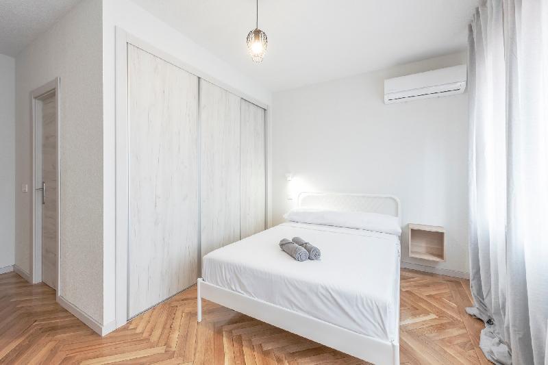 Private room in shared chalet Alameda Osuna - image 2
