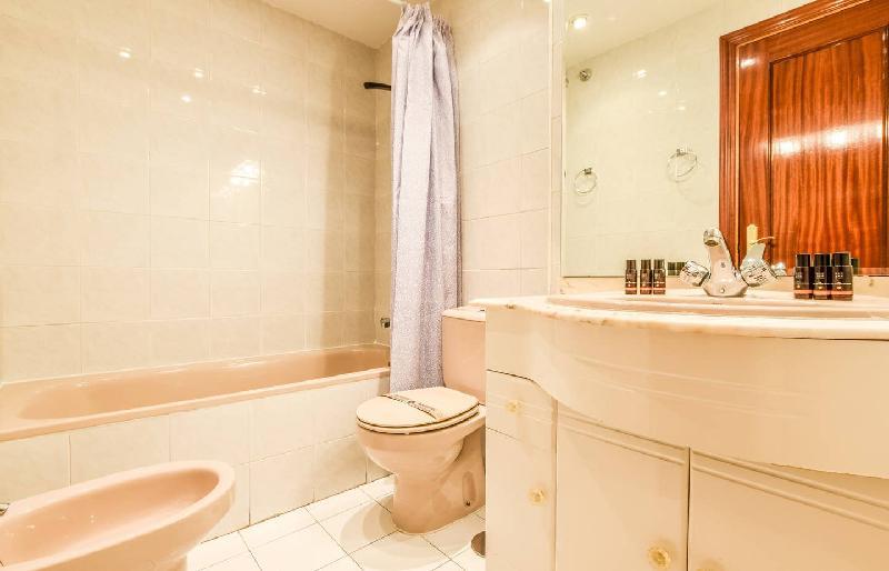APARTMENTO CON PISCINA 4 PAX BARAJAS AREA - image 7