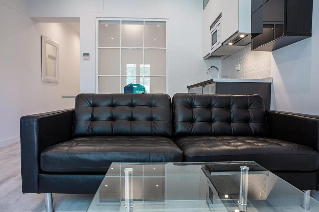 Modern 3BDR 2Bath in La Latina 10mins to metro - main image
