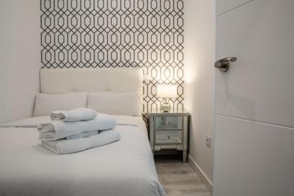Modern 3BDR 2Bath in La Latina 10mins to metro - image 14
