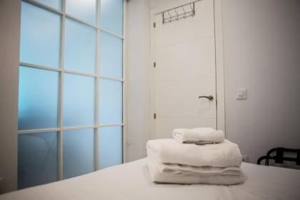 Modern 3BDR 2Bath in La Latina 10mins to metro - image 2