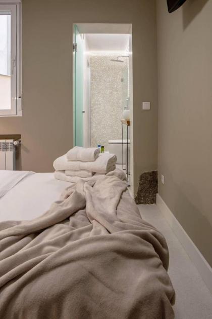 Cozy 2Bed2Bath&Patio w BedBath in Mdrd's Center - image 12