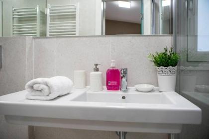 Cozy 2Bed2Bath&Patio w BedBath in Mdrd's Center - image 22