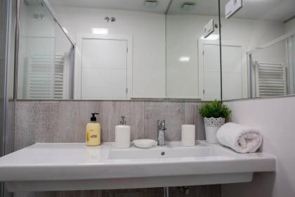 Cozy 2Bed2Bath&Patio w BedBath in Mdrd's Center - image 23