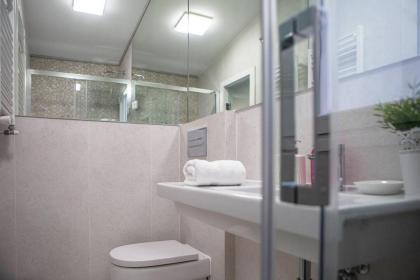 Cozy 2Bed2Bath&Patio w BedBath in Mdrd's Center - image 24