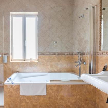 Puerta del Sol Apartments - image 3