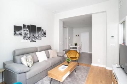 Bright and Airy 2 Bedroom Apartment in Madrid - image 10