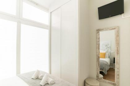 Bright and Airy 2 Bedroom Apartment in Madrid - image 12