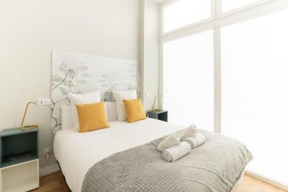 Bright and Airy 2 Bedroom Apartment in Madrid - image 15