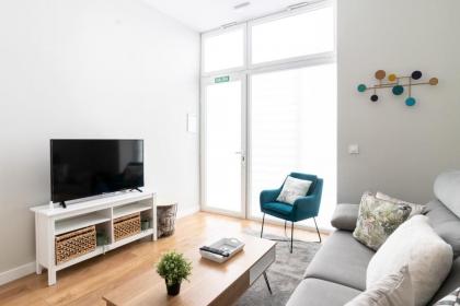 Bright and Airy 2 Bedroom Apartment in Madrid - image 4
