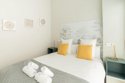 Bright and Airy 2 Bedroom Apartment in Madrid - image 5