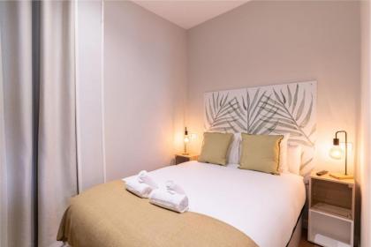 Bright and Airy 2 Bedroom Apartment in Madrid - image 6