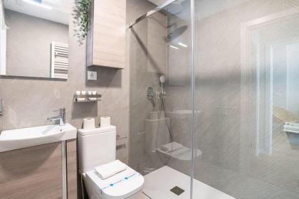 Bright and Airy 2 Bedroom Apartment in Madrid - image 9
