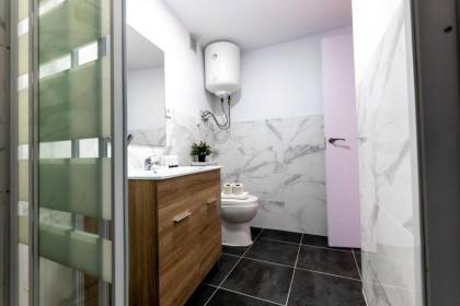 Homely 2 Bedroom Apartment in Barajas - image 10