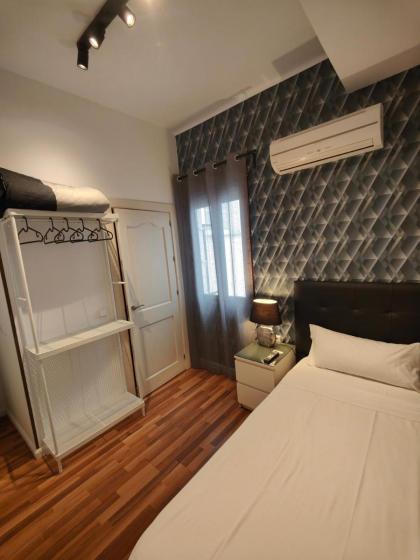 SINGLE ROOMS - image 5