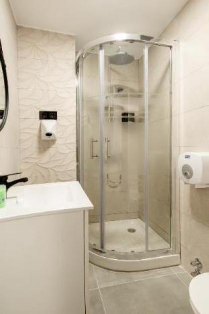 Studio Apartment | Complimentary Breakfast | A032 - image 8