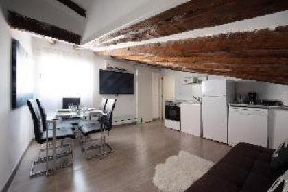 Sloping Ceilings Apartment | Puerta del Sol | A064 - image 4