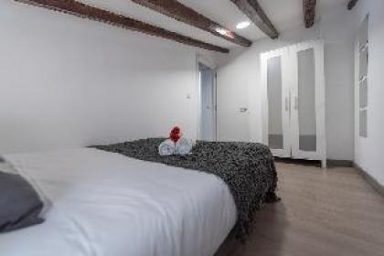 Sloping Ceilings Apartment | Puerta del Sol | A064 - image 9