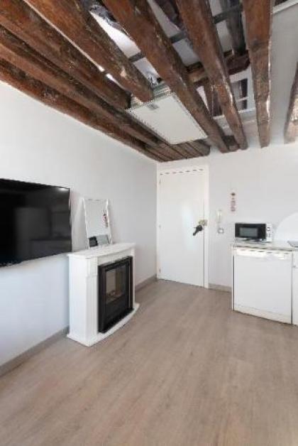 Sloping Ceilings Apartment | Puerta del Sol | A065 - image 10