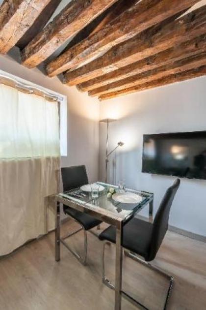 Sloping Ceilings Apartment | Puerta del Sol | A065 - image 11