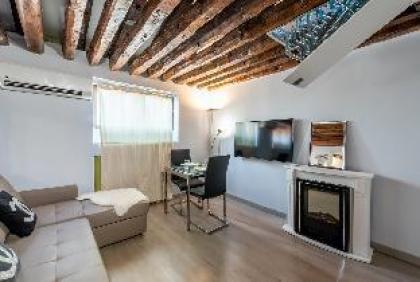 Sloping Ceilings Apartment | Puerta del Sol | A065 - image 3