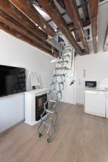 Sloping Ceilings Apartment | Puerta del Sol | A065 - image 8