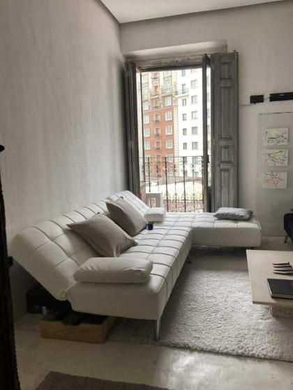 Captivating 2-Bed Apartment in Madrid - image 10