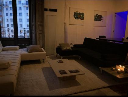 Captivating 2-Bed Apartment in Madrid - image 2