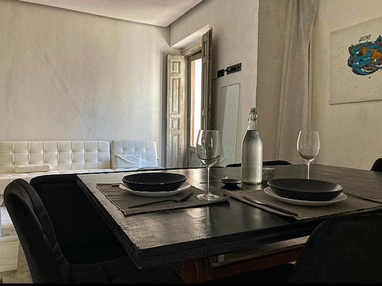 Captivating 2-Bed Apartment in Madrid - image 5