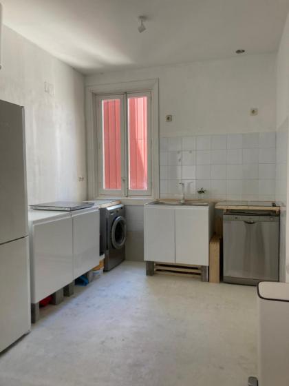 Captivating 2-Bed Apartment in Madrid - image 6