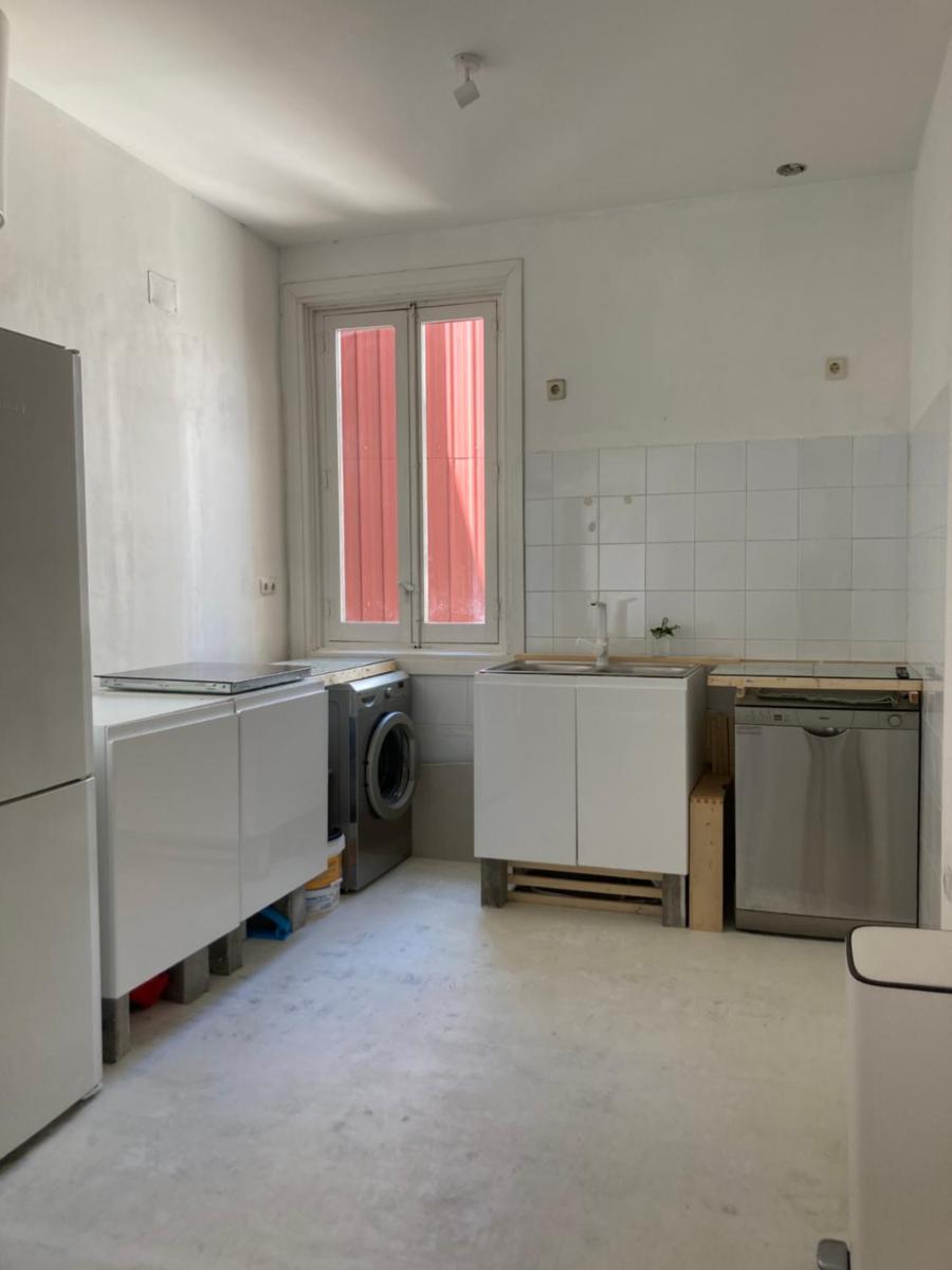 Captivating 2-Bed Apartment in Madrid - image 6