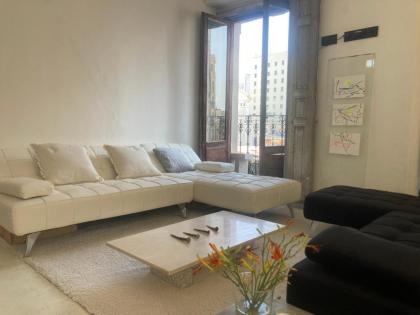 Captivating 2-Bed Apartment in Madrid - image 7