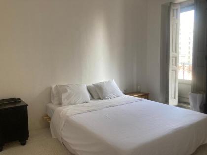 Captivating 2-Bed Apartment in Madrid - image 8