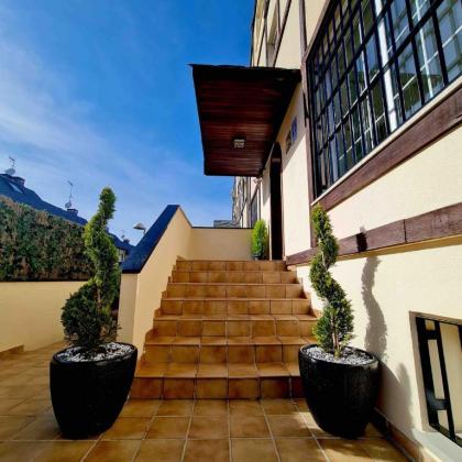 Modern Luxury House with Jacuzzi in the Garden - image 21