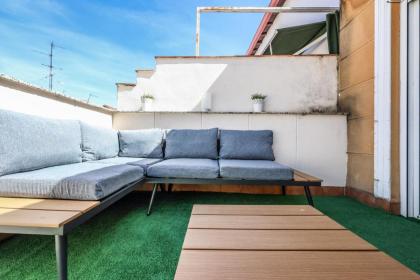 atico reformado con terraza en lavapies - image 3