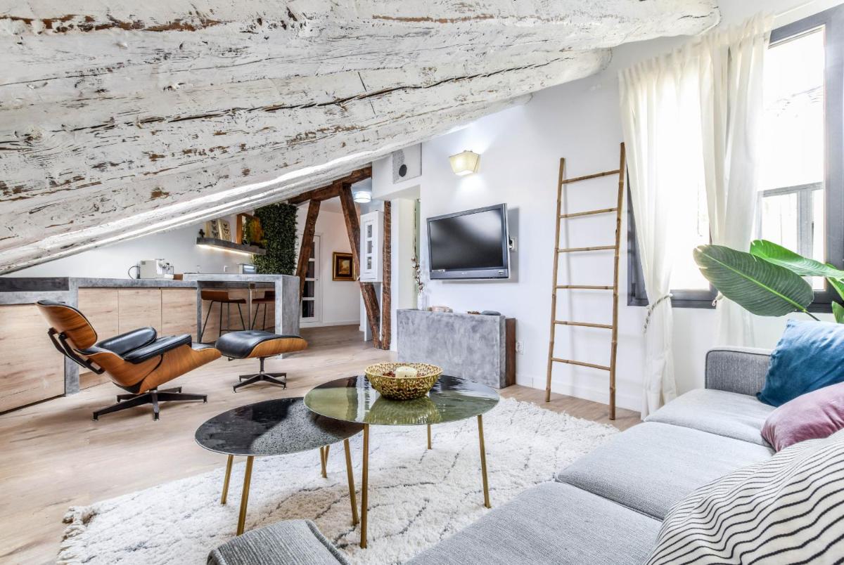 apartamento reformado en la plaza mayor - main image