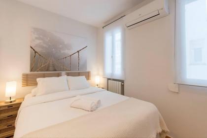 Fee4Me. Elegant flat a few minutes from Atocha. - image 23
